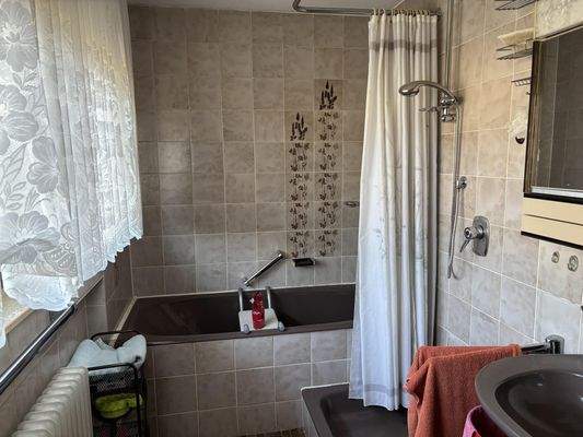 Tageslichtbad mit Wanne, Dusche...