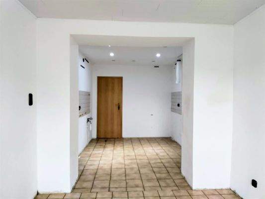 Küche mit Durchgang ins Nebengeb. EG