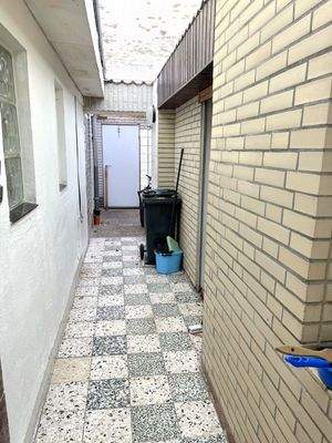 Durchgang außen zum hinteren Grundstücksteil