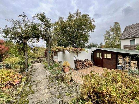 Zuwegung und Gartenhaus mit Terrasse