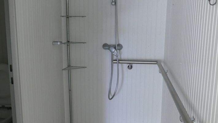 Dusche in Schwimmhalle