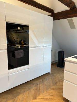 Küchenwand mit integriertem Backofensystem