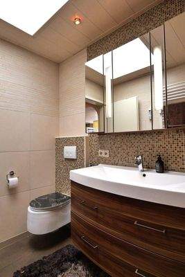 Bad mit Waschtisch und Toilette 