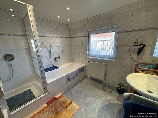 großzügiges Tageslichtbad mit Waschbecken...
