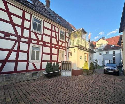 Hofbereich mit Fachwerkhaus und Zugang zum MFH