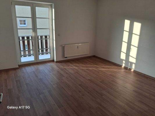Helles Wohnzimmer mit Balkon