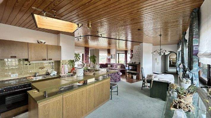 Blick von der Küche in den Wohnbereich