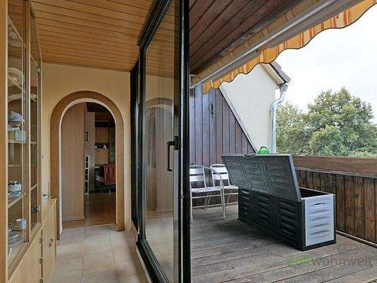 Durchgang zu Dachbalkon und Bad