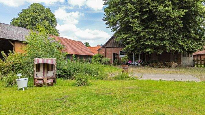 Blick vom Garten auf das Haus