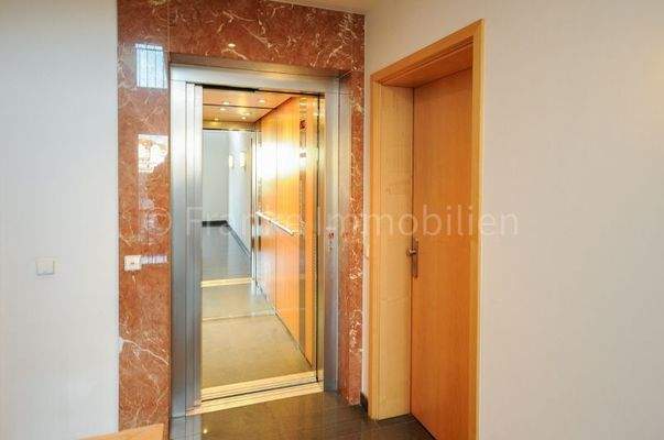 Aufzug mit Natursteinportal