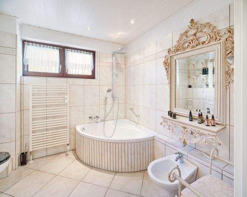 Tageslichtbad mit Wanne