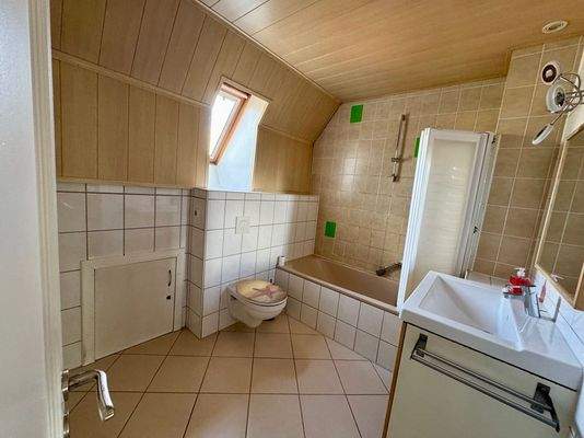 Badezimmer OG inkl Badewanne 