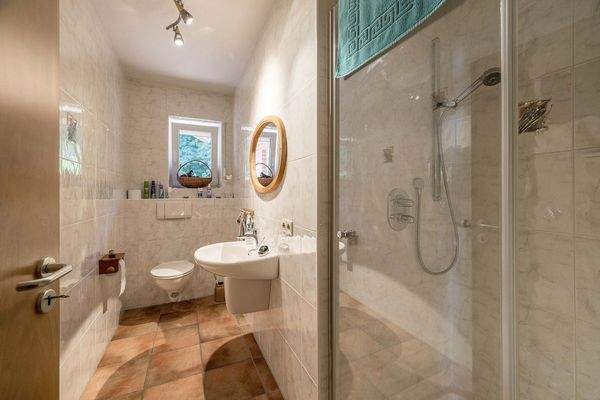 Gäste-WC mit Dusche