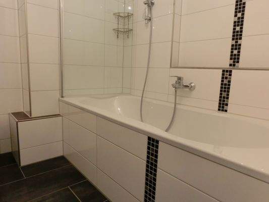 Badezimmer mit Duschwanne
