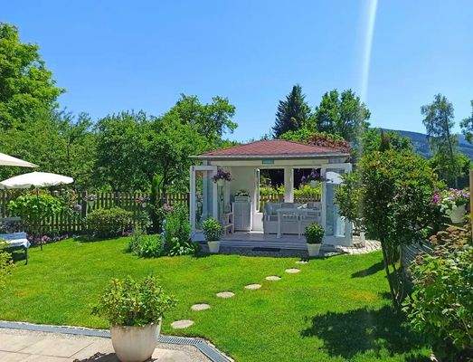 Gartenpavillon im Sommer