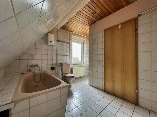 Badezimmer mit Wanne Bild 1