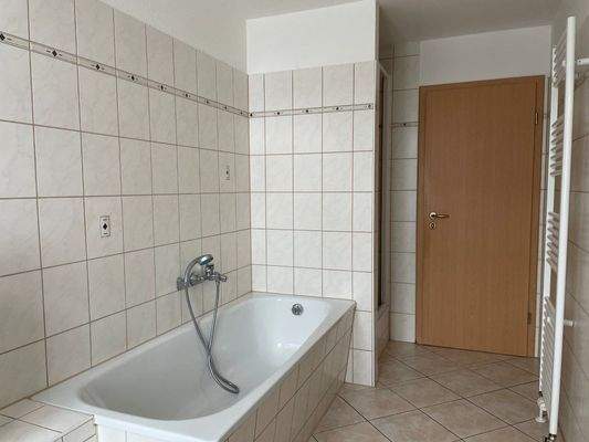 Wanne und Handtuchheizkörper