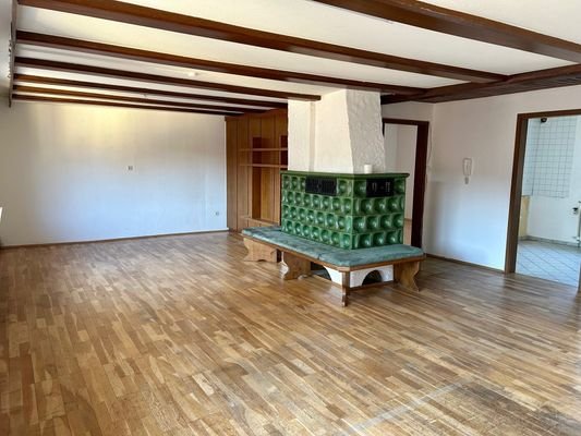 Wohnzimmer mit Kachelofen OG