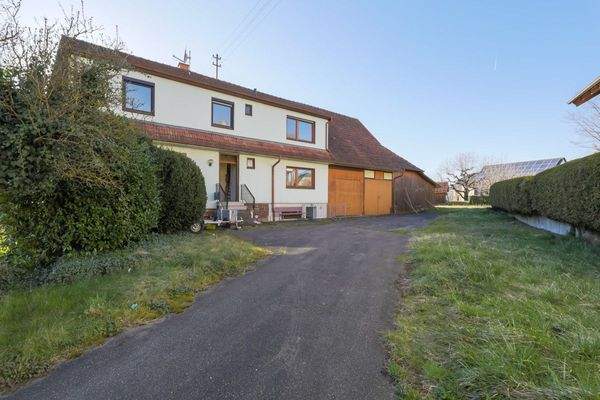 Haus rechts mit Hofzufahrt