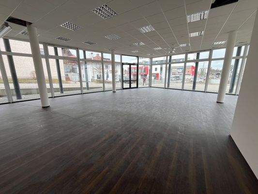 vorderer Erdgeschossbereich mit Schaufenstern.JPG