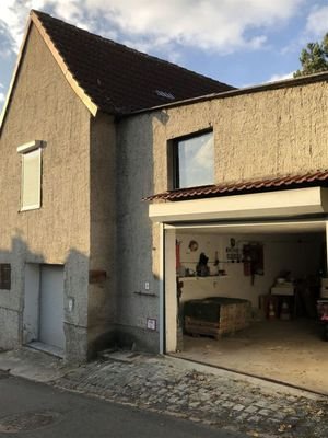 Außenansicht mit Garage