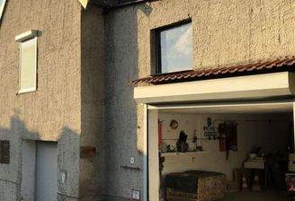 Außenansicht mit Garage