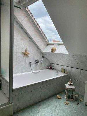 Tageslichtbad mit Badewanne