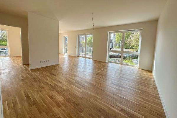 offenes Wohn-/Esszimmer mit Balkon