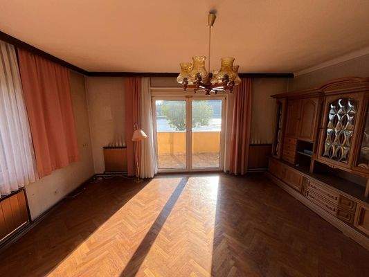 Wohnzimmer mit Zugang auf den Balkon