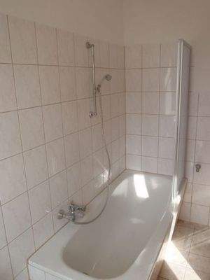 Bad mit Wanne und Duschabtrennung 