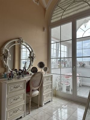 Schlafzimmer mit Blick in die Loggia