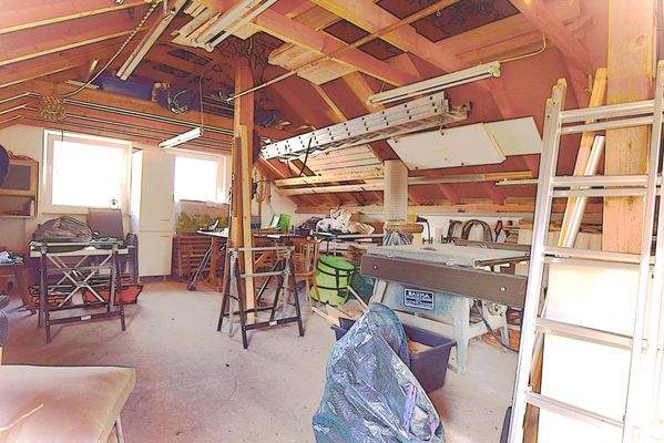 Werkstatt über den Garagen