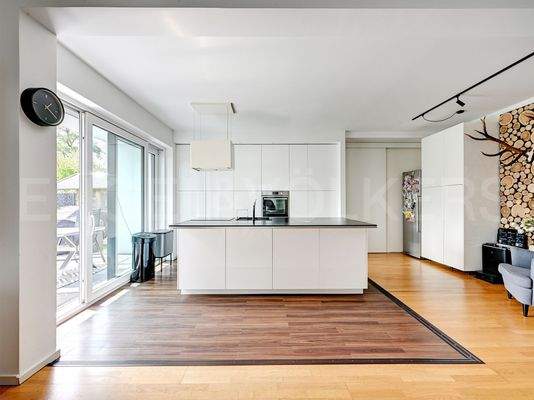 Blick auf Küche und Terrasse Wohnung 1