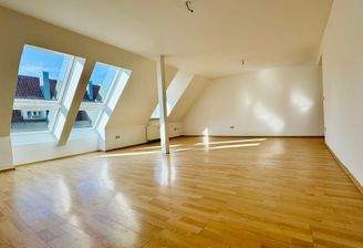 Helles Dachgeschosszimmer