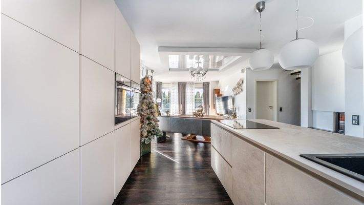 Offene, moderne Küche samt hochwertiger Einbauküche im Erdgeschoss