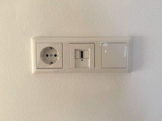 Elektro- und Telekommunikationsanschluss