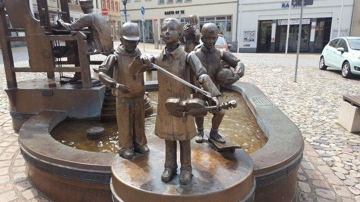 Figurengruppe spielende Kinder