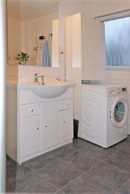 Bad mit Waschtisch und Waschmaschinenanschluß