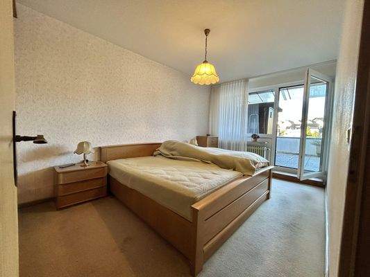 Großzügiges Schlafzimmer mit Zugang zur Terrasse