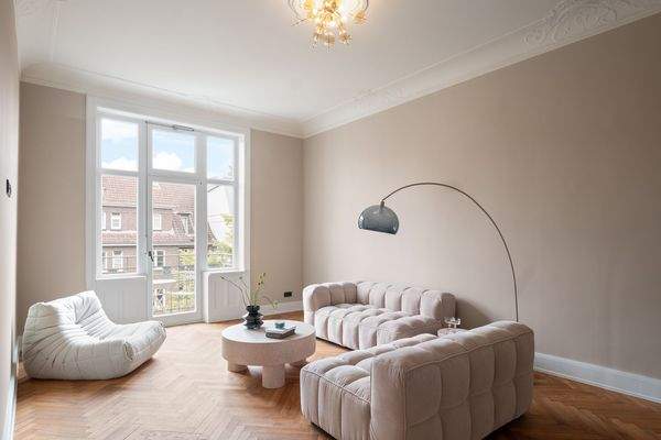 Wohnzimmer mit Balkon