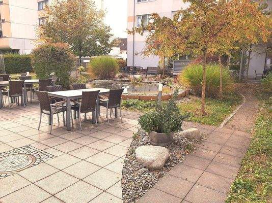 Schöner  Außenbereich mit Teich