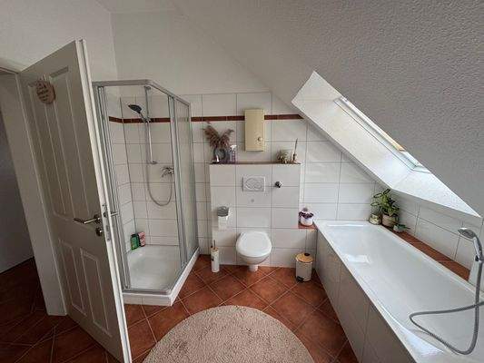 Helles Badezimmer mit Dachfenster