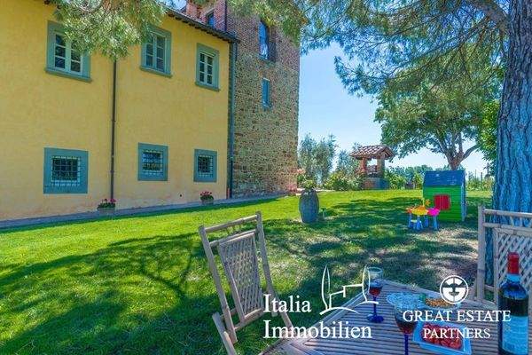 Schöne helle Villa in herrlicher Lage mit Türmchen, Pool, Weinberg und Olivenhain