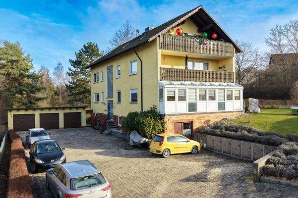 Ansicht 2 mit Hof und Garagen