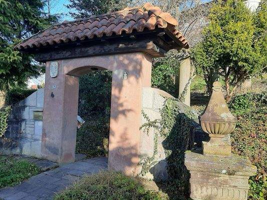 Eingangsportal Straße