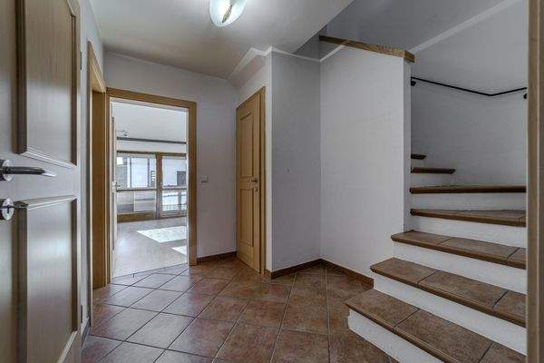 Diele sowie Treppenaufgang ins OG