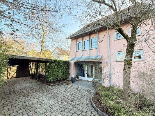 Außenansicht mit Carport