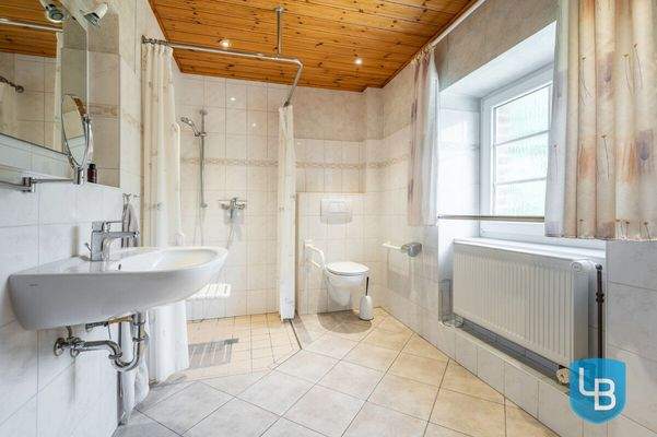 Modernes Bad mit ebenerdiger Dusche