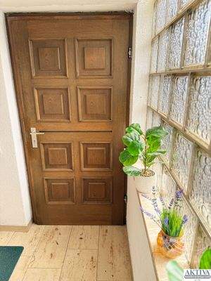 Hauseingang im Erdgeschoss