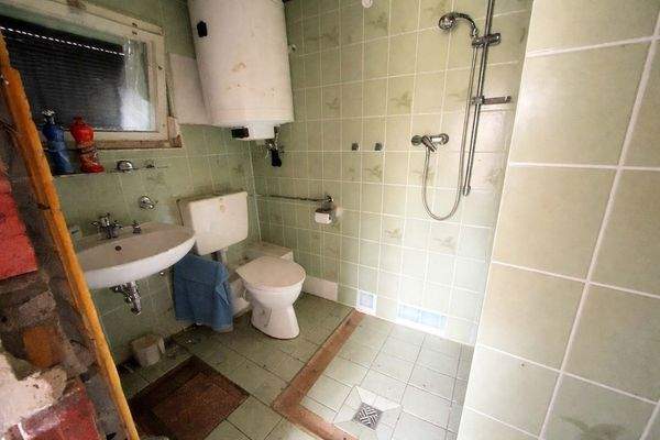 kleines Bad mit Fenster